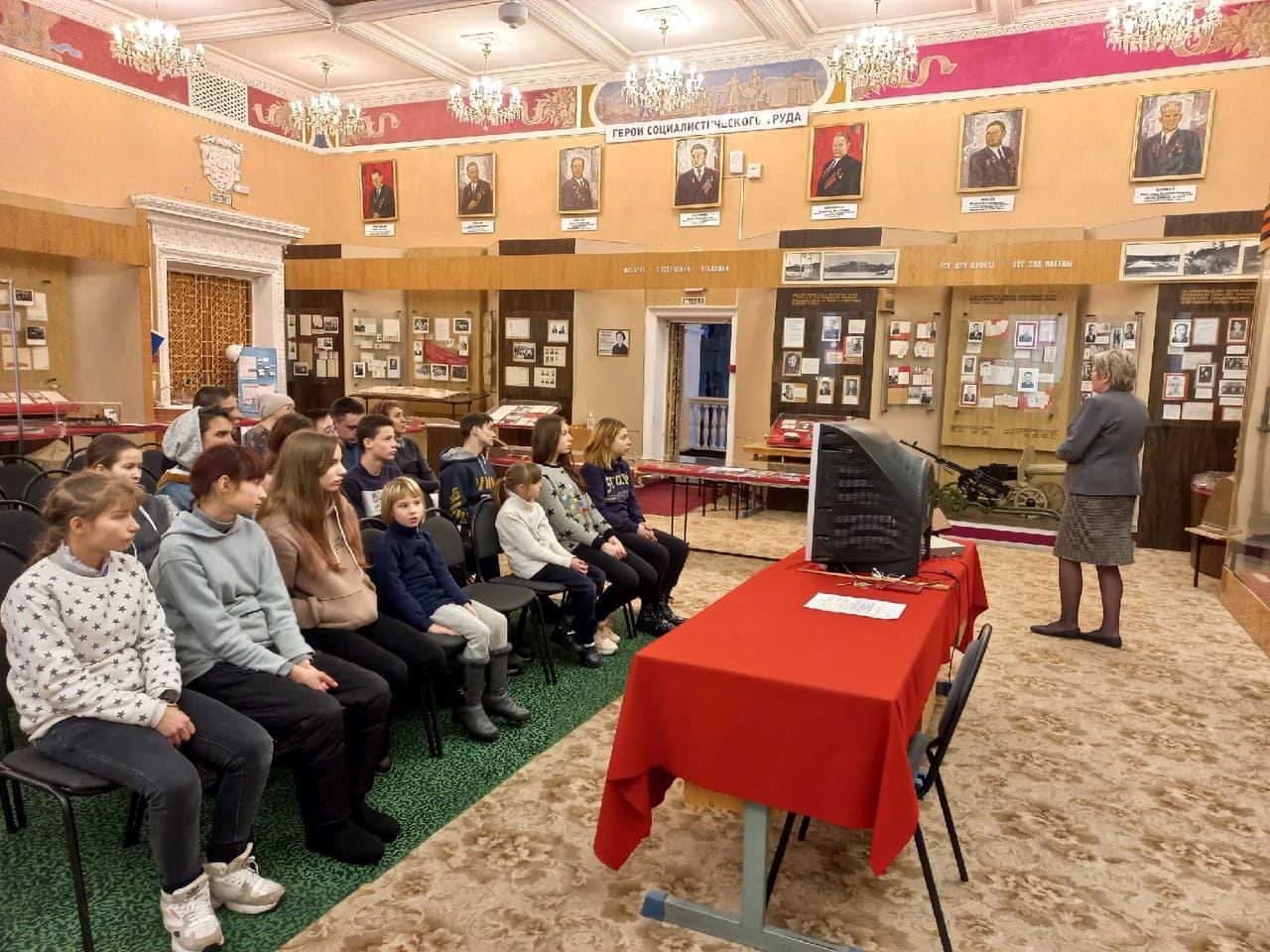 В музее истории АО «Златмаш» во Дворце культуры «Победа» прошло несколько экскурсий для юных златоустовцев