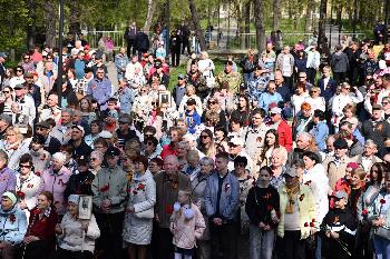 Череда мероприятий к 80-летию Победы в АО «Златмаш» завершилась митингом у заводского обелиска славы.
