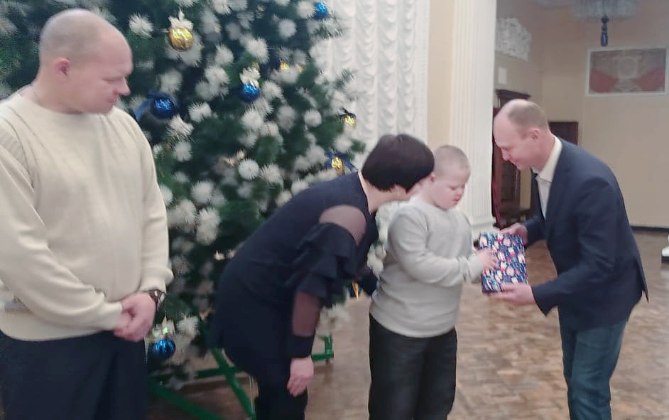 АО «Златмаш» приняло участие в областной благотворительной акции «Снеговики-добряки»